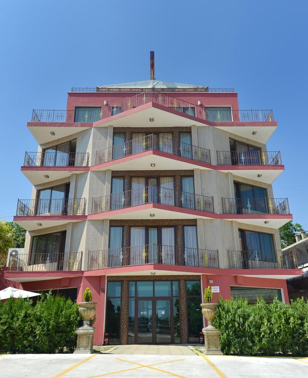 Ellinis 3*